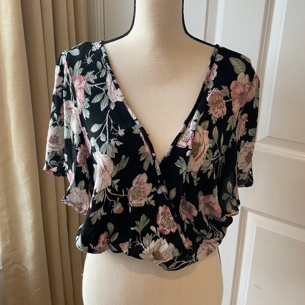 NWOT Floral Deep Vneck Open Back Crop Top